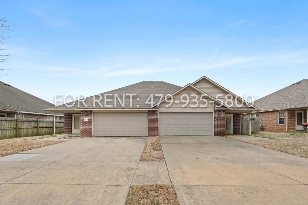 Apartment for rent at 1667-1669 N Evening Shade Dr, Fayetteville, AR 72703
