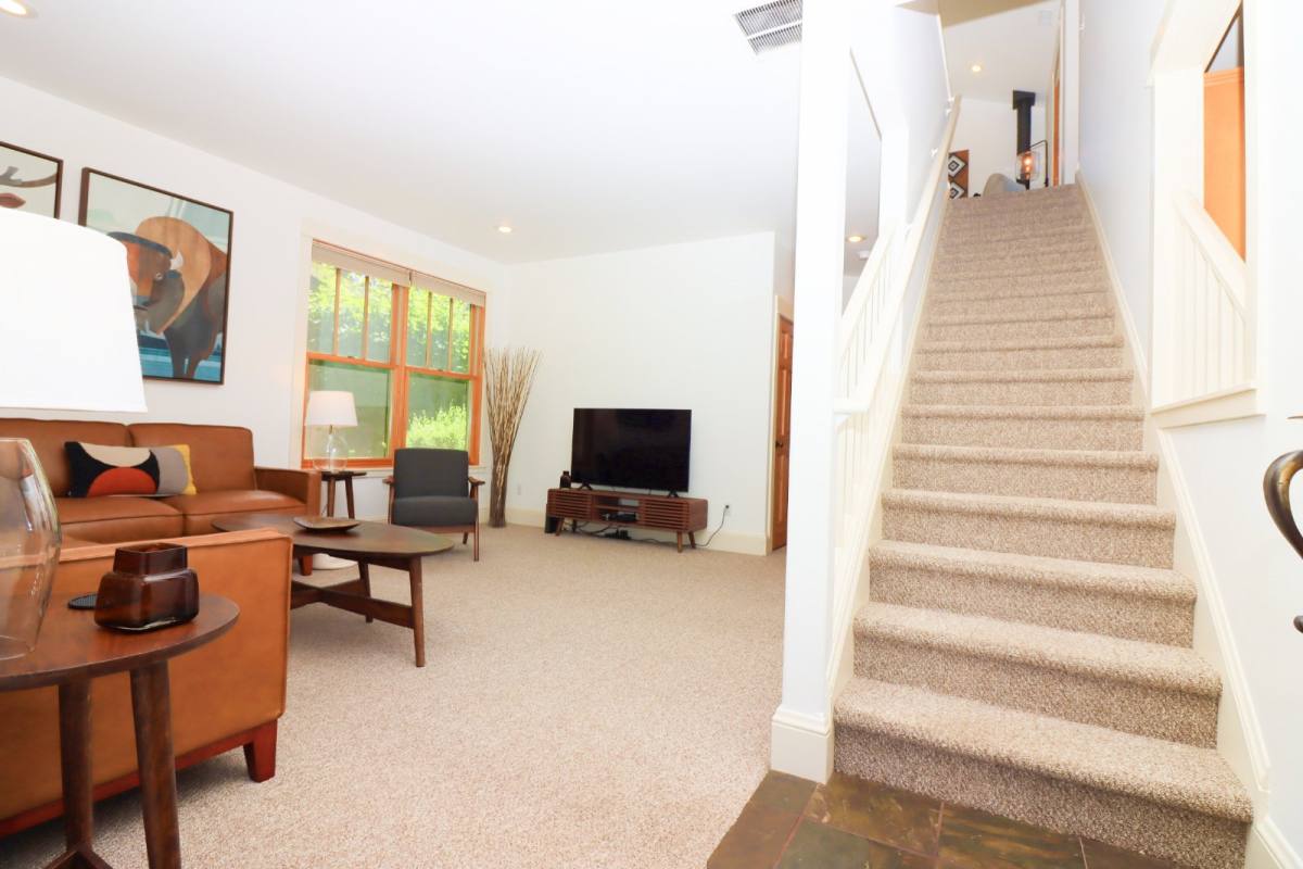 577 W Jefferson Ave, Sisters, OR 97759 - Condo for Rent - Image 2