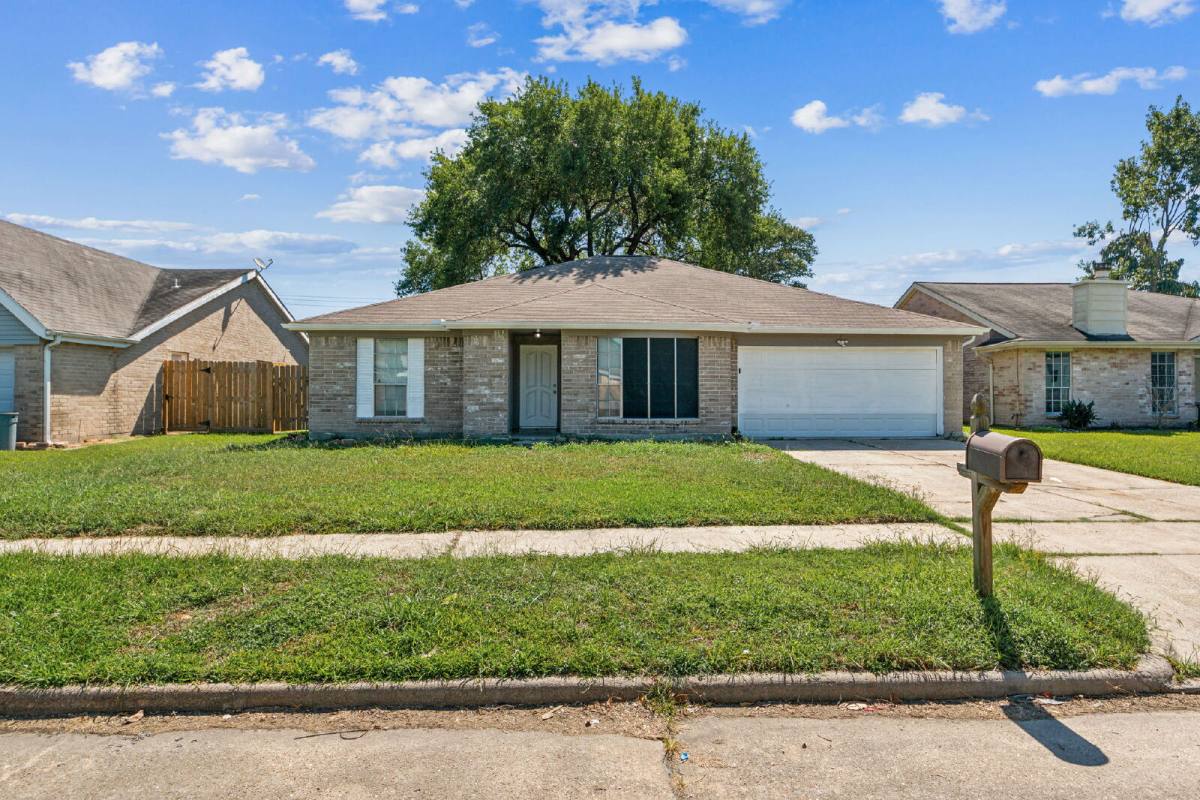 House for rent at 809 Willow Creek Dr, La Porte, TX 77571