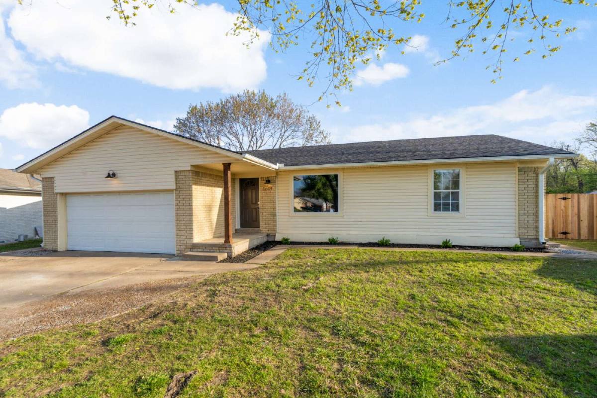 House for rent at 1601 S 1st Place, Broken Arrow, OK 74012