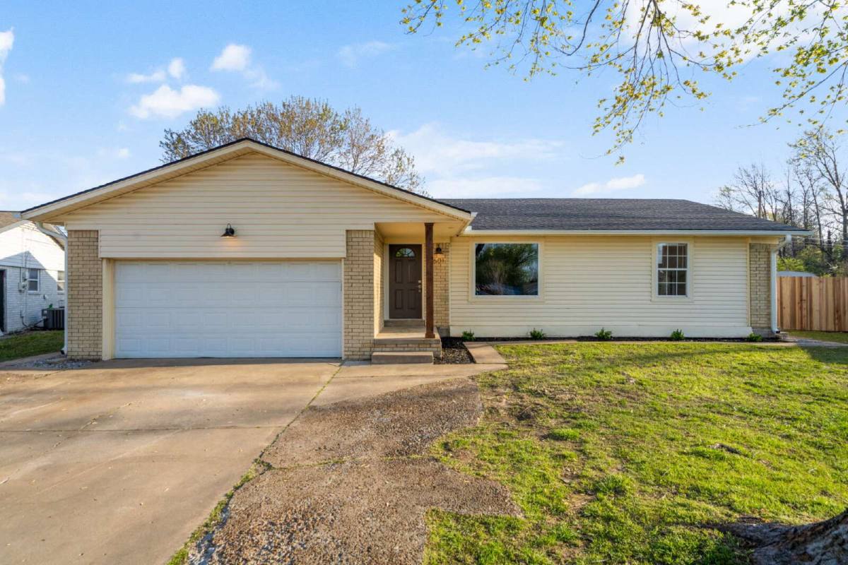 House for rent at 1601 S 1st Place, Broken Arrow, OK 74012
