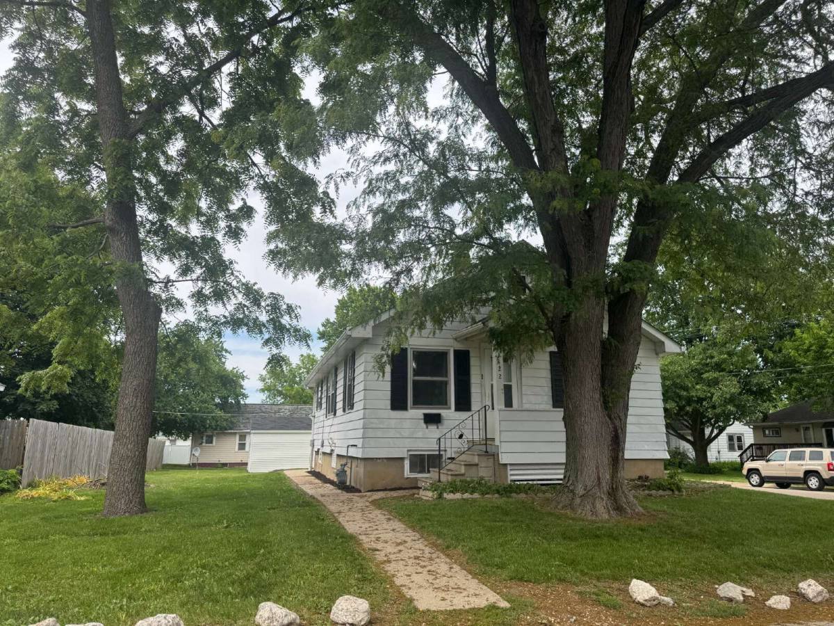 House for rent at 122 Lawndale Ave, Ottawa, IL 61350
