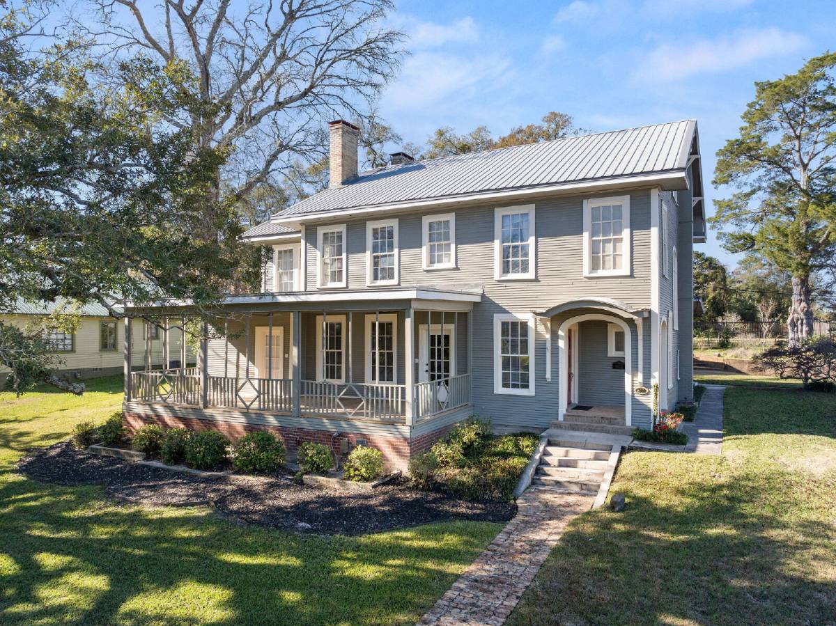 House for rent at 300 S 8th St, Leesville, LA 71446