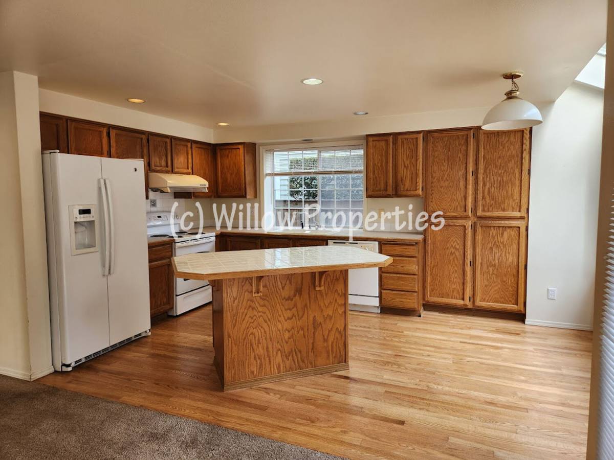 House for rent at 8401 62nd St W, University Place, WA 98467