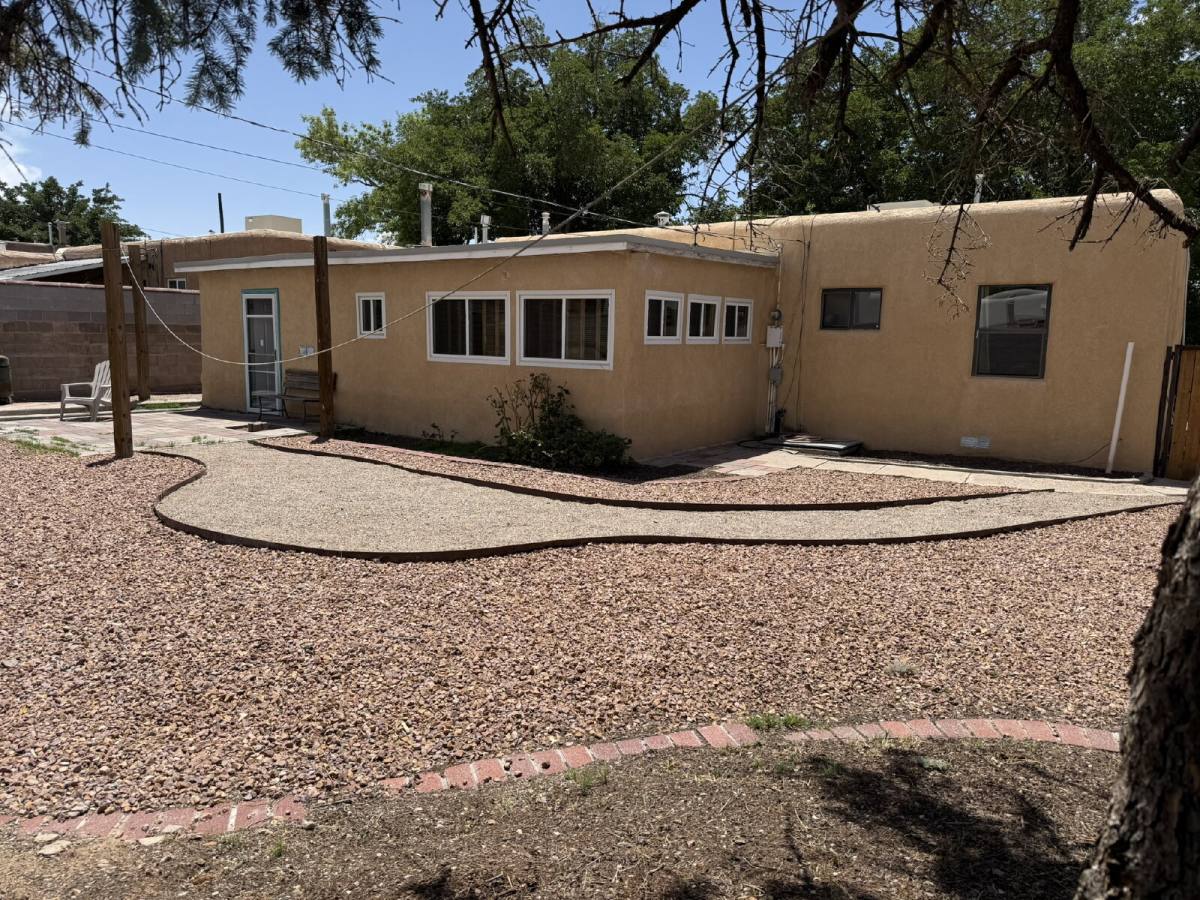 House for rent at 412 Laguayra Dr NE, Albuquerque, NM 87108