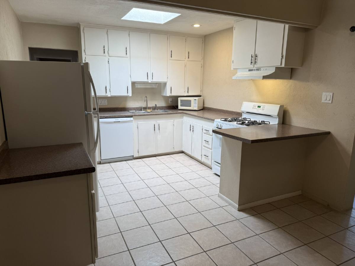 House for rent at 412 Laguayra Dr NE, Albuquerque, NM 87108