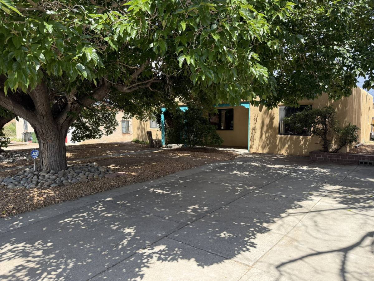 House for rent at 412 Laguayra Dr NE, Albuquerque, NM 87108