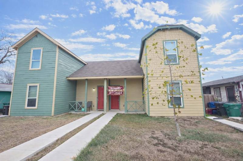 Townhouse for rent at 1231 Rivas St #102, San Antonio, TX 78207
