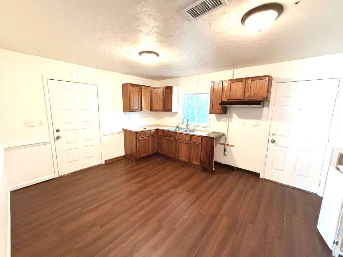 House for rent at 523 S 28th St, Saginaw, MI 48601