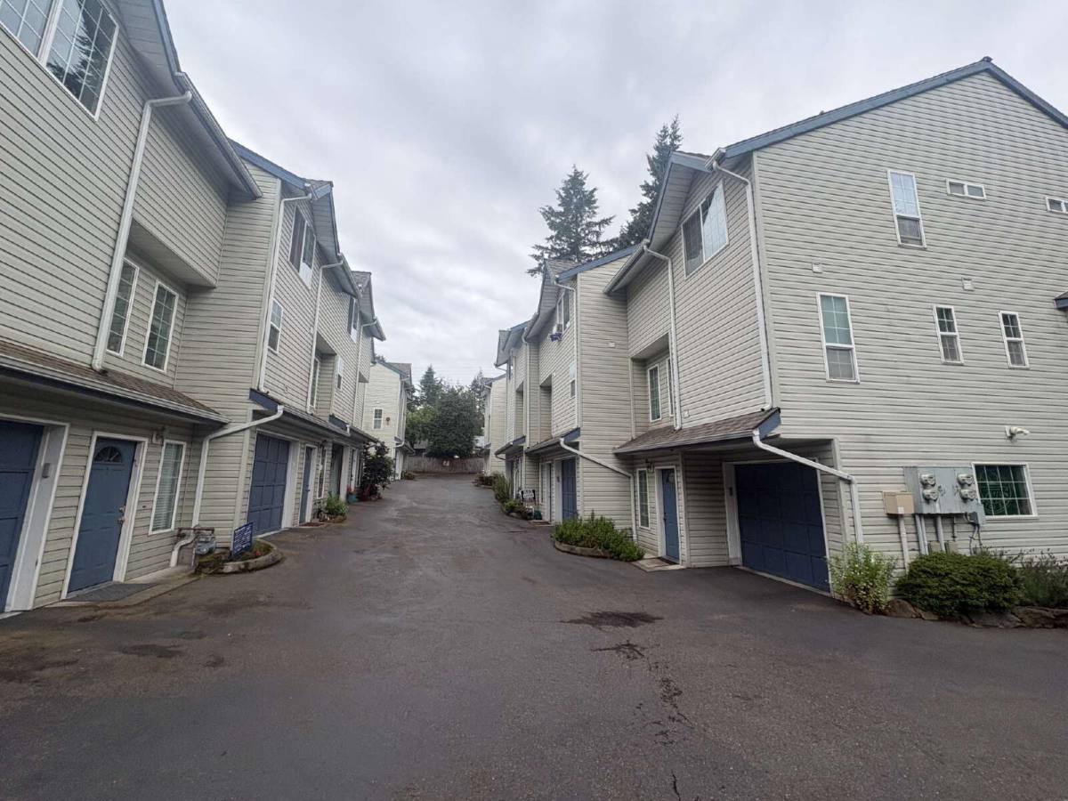 Townhouse for rent at 12549 Roosevelt Way NE #4, Seattle, WA 98125