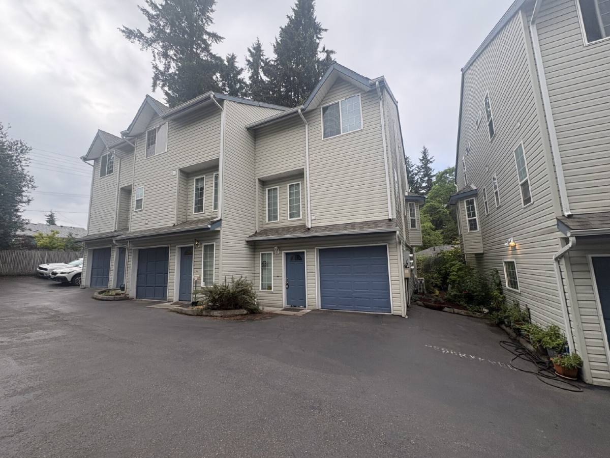 Townhouse for rent at 12549 Roosevelt Way NE #4, Seattle, WA 98125