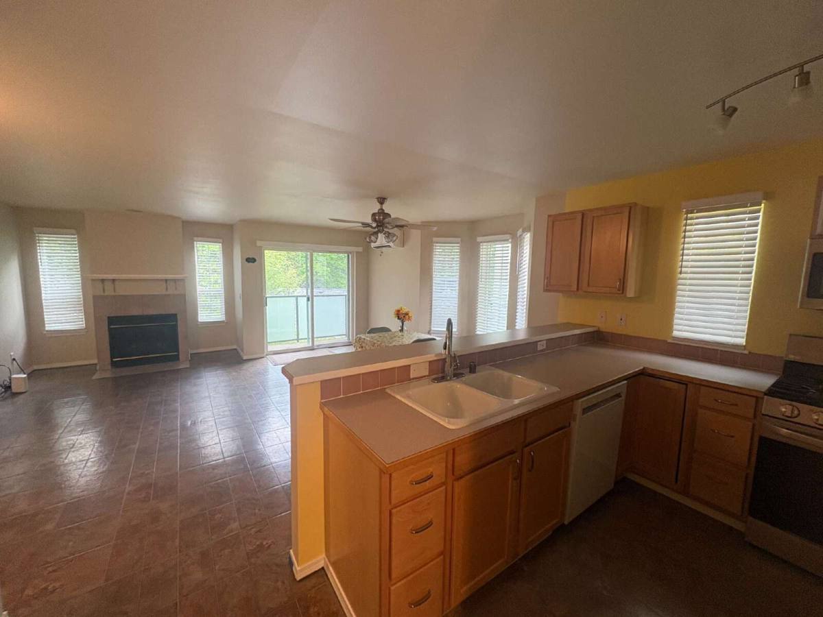 Townhouse for rent at 12549 Roosevelt Way NE #4, Seattle, WA 98125