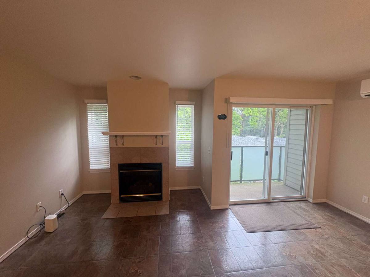 Townhouse for rent at 12549 Roosevelt Way NE #4, Seattle, WA 98125