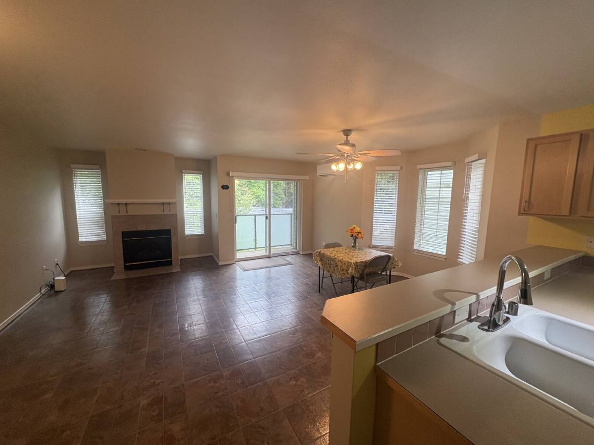 Townhouse for rent at 12549 Roosevelt Way NE #4, Seattle, WA 98125