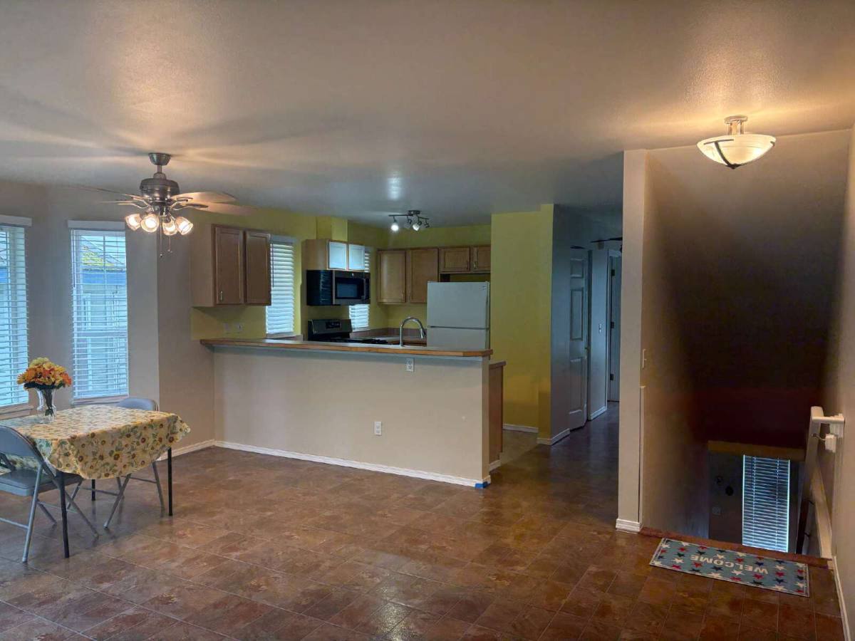 Townhouse for rent at 12549 Roosevelt Way NE #4, Seattle, WA 98125