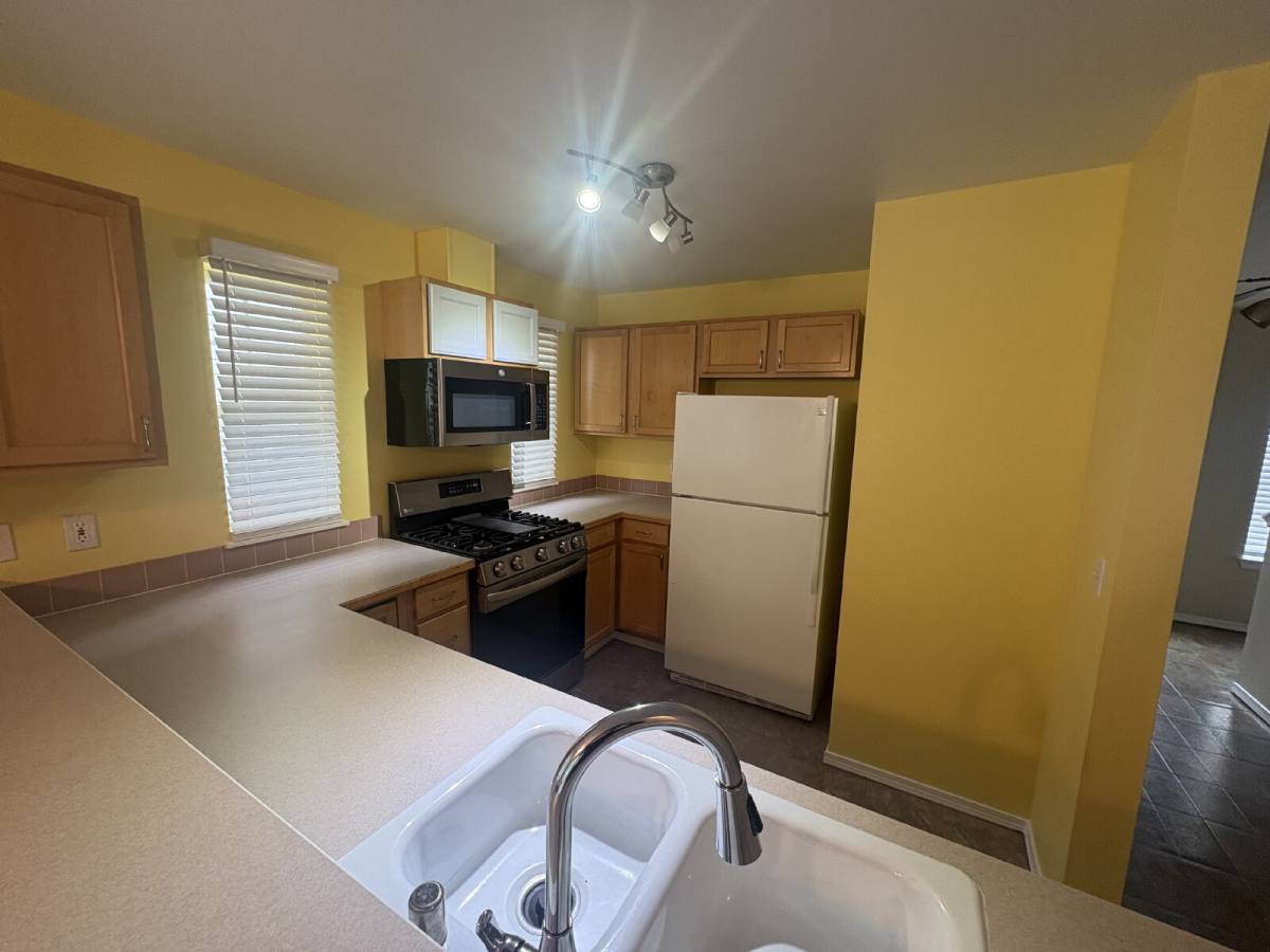 Townhouse for rent at 12549 Roosevelt Way NE #4, Seattle, WA 98125