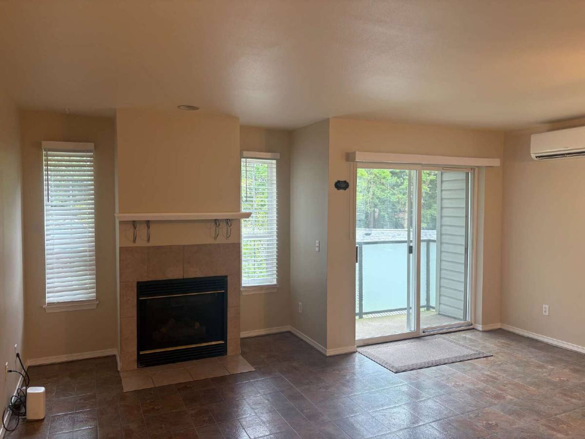 Townhouse for rent at 12549 Roosevelt Way NE #4, Seattle, WA 98125