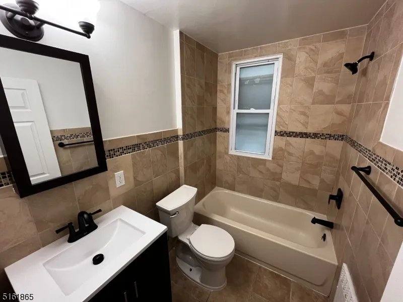 Apartment for rent at 339 Valley Brook Ave #1E, Lyndhurst, NJ 07071