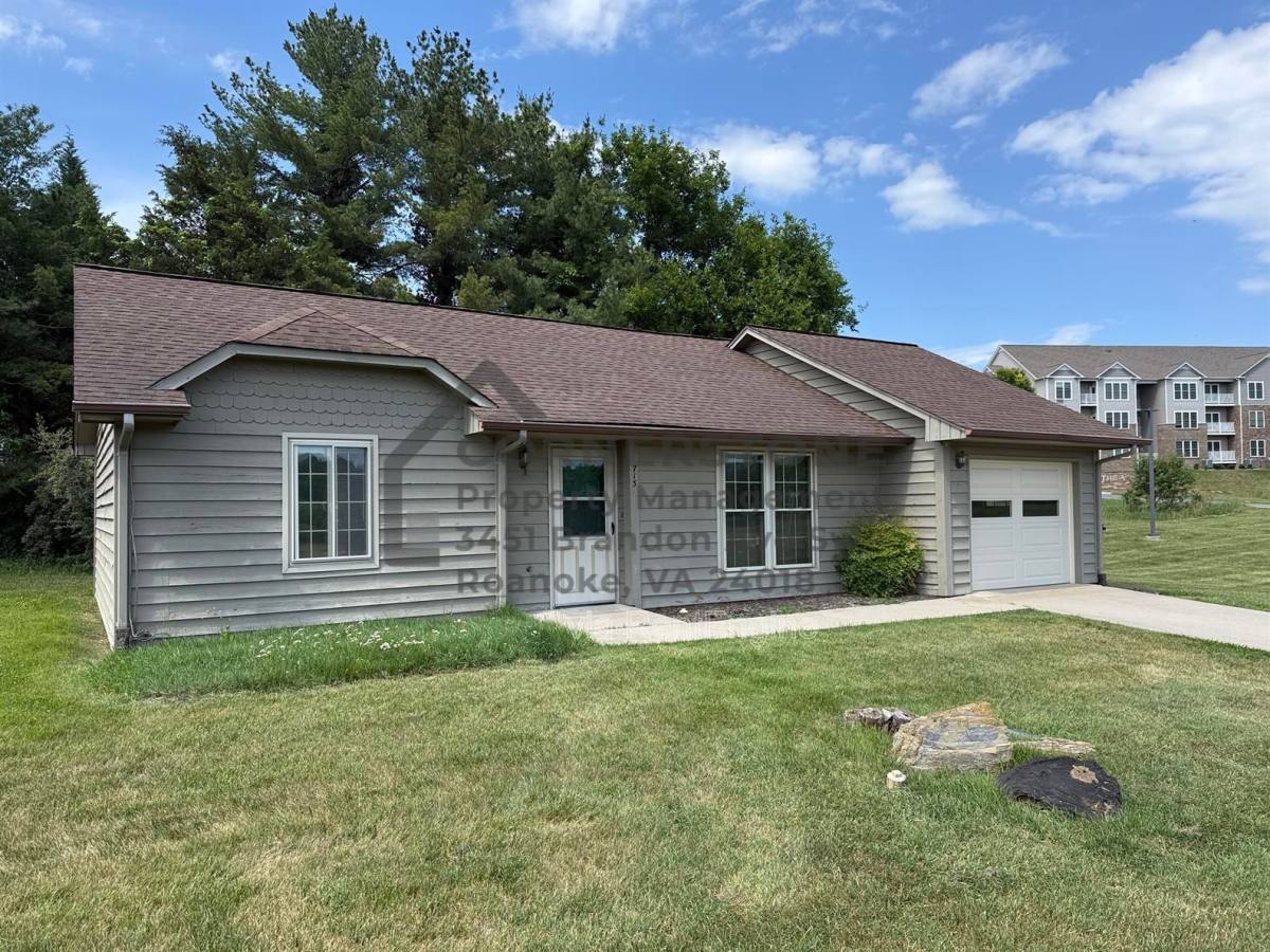 House for rent at 713 Lakeview Circle, Roanoke, VA 24019