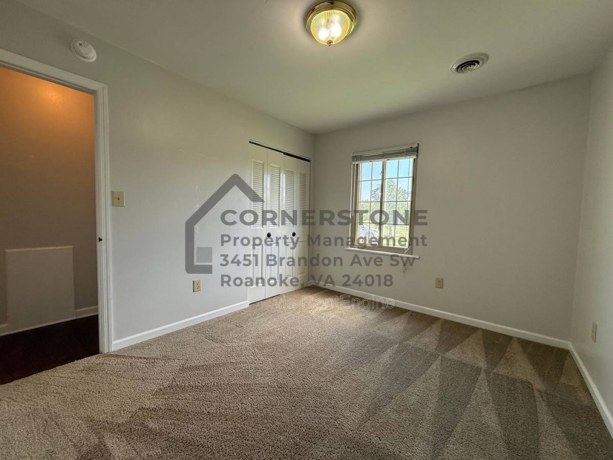 House for rent at 713 Lakeview Circle, Roanoke, VA 24019