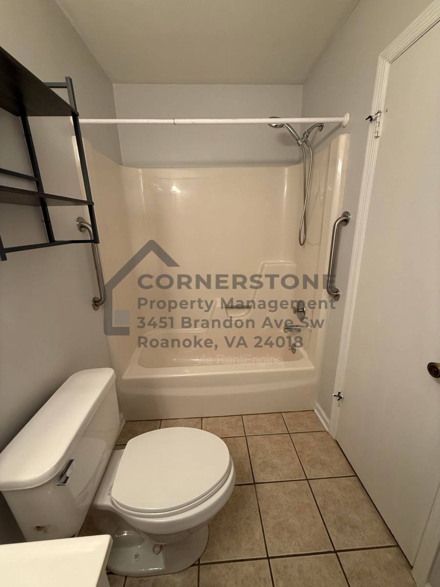 House for rent at 713 Lakeview Circle, Roanoke, VA 24019