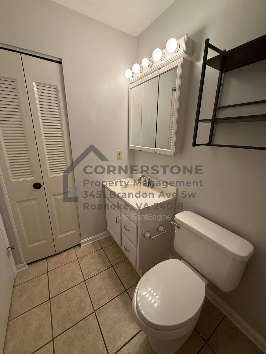 House for rent at 713 Lakeview Circle, Roanoke, VA 24019