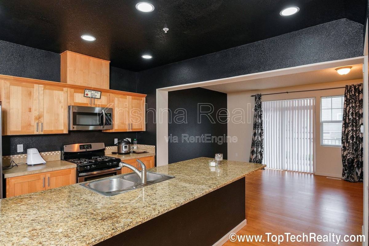 Townhouse for rent at 477 NE Edgeway Dr, Beaverton, OR 97006