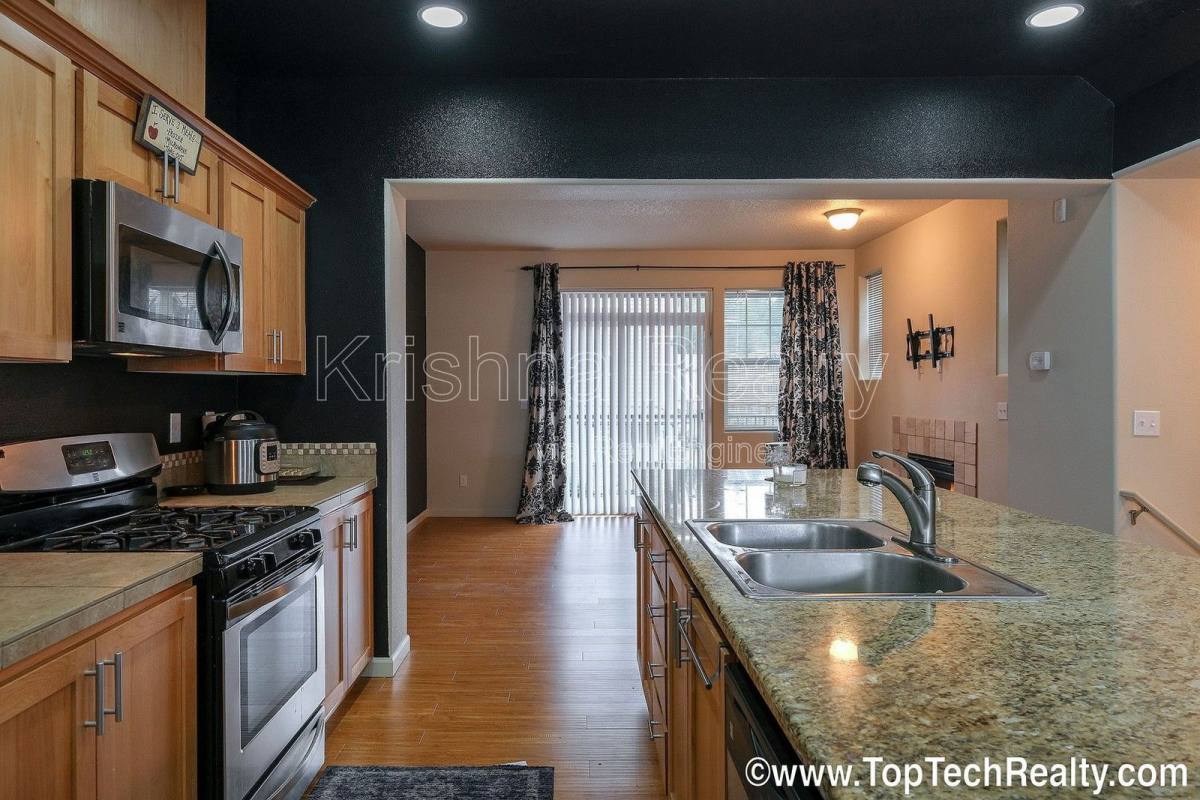 Townhouse for rent at 477 NE Edgeway Dr, Beaverton, OR 97006