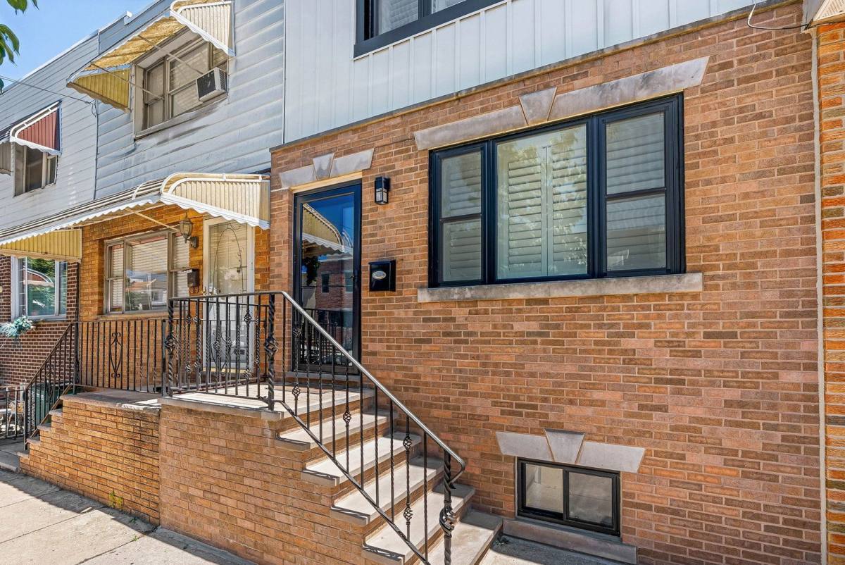Townhouse for rent at 2911 S 15th St, Philadelphia, PA 19145