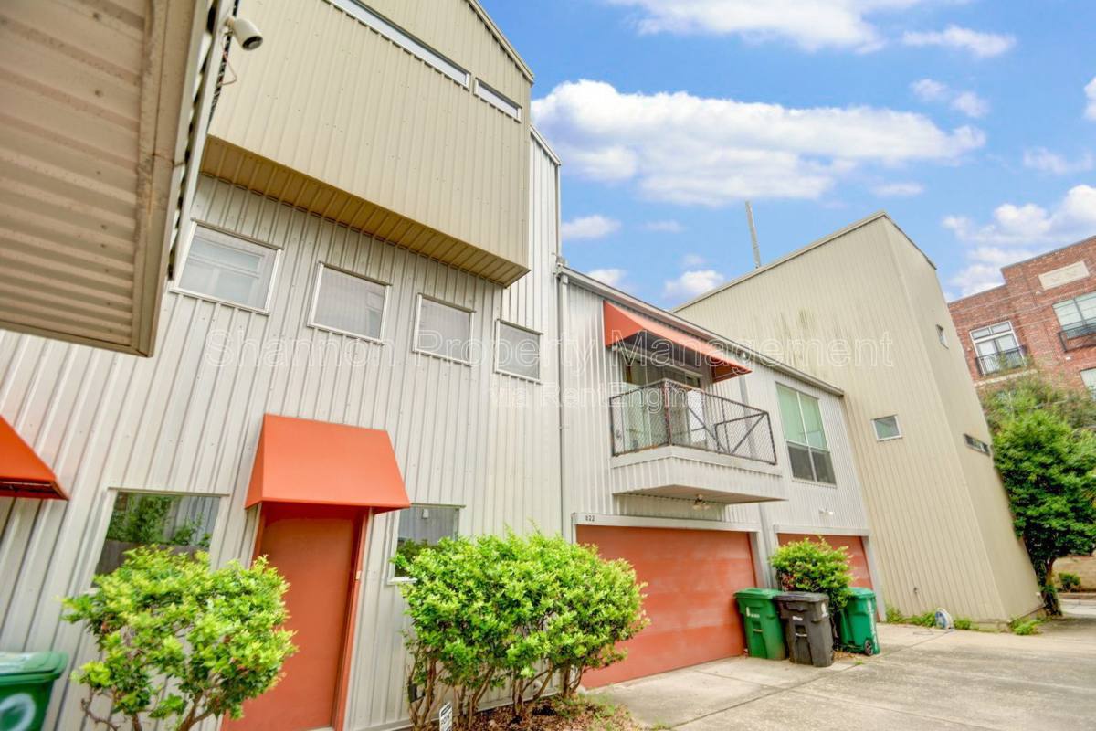 Townhouse for rent at 822 Ruthven St, Houston, TX 77019