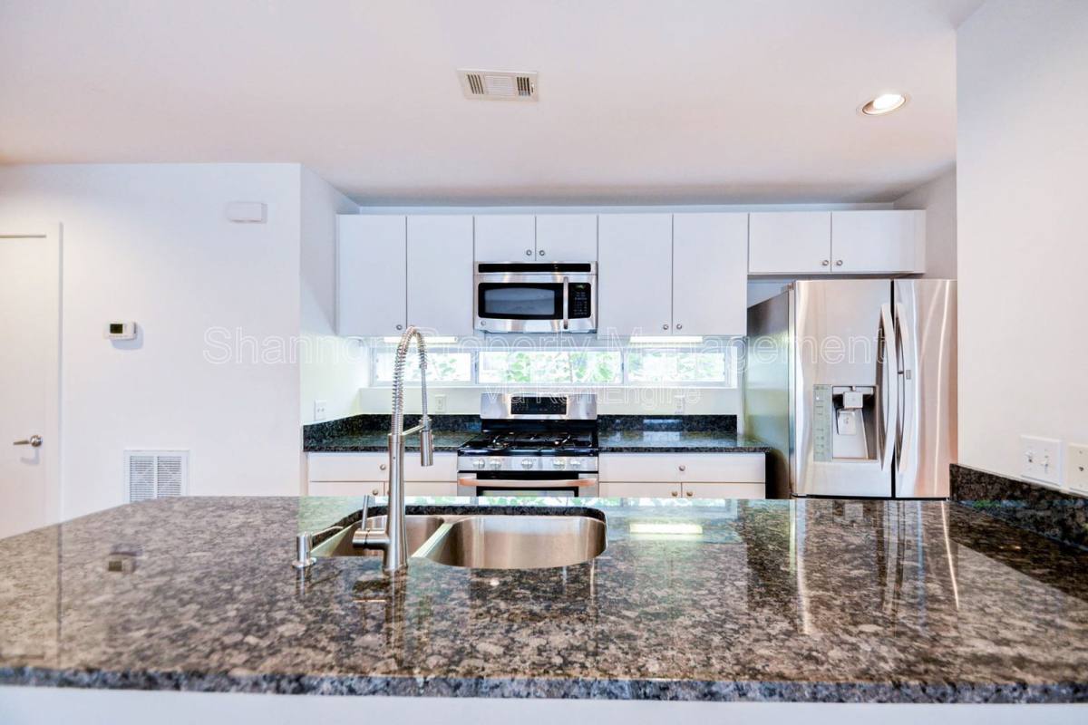 Townhouse for rent at 822 Ruthven St, Houston, TX 77019