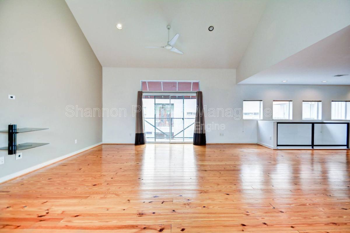 Townhouse for rent at 822 Ruthven St, Houston, TX 77019