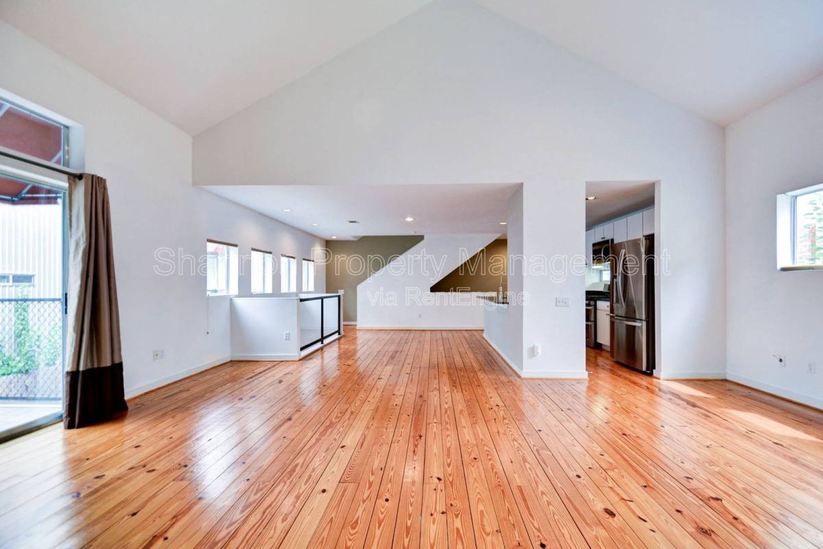 Townhouse for rent at 822 Ruthven St, Houston, TX 77019