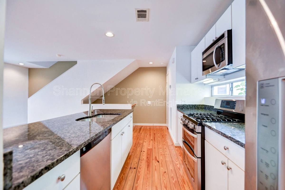 Townhouse for rent at 822 Ruthven St, Houston, TX 77019