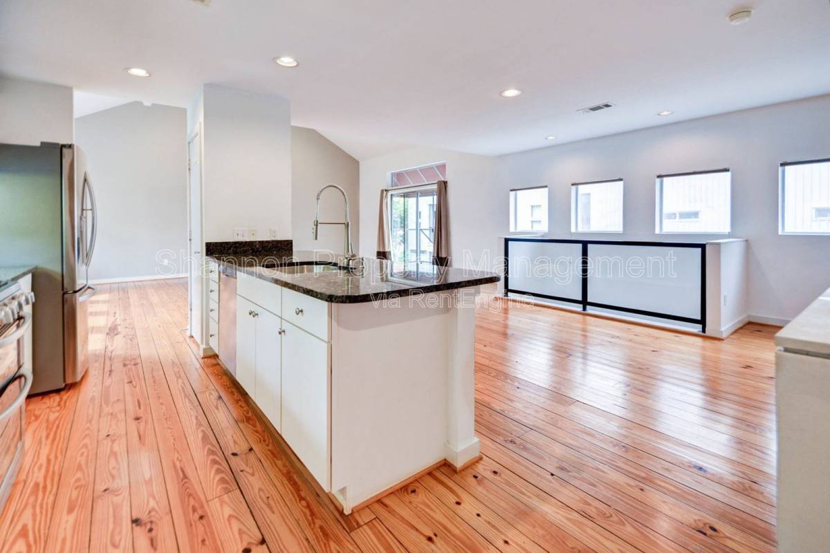 Townhouse for rent at 822 Ruthven St, Houston, TX 77019