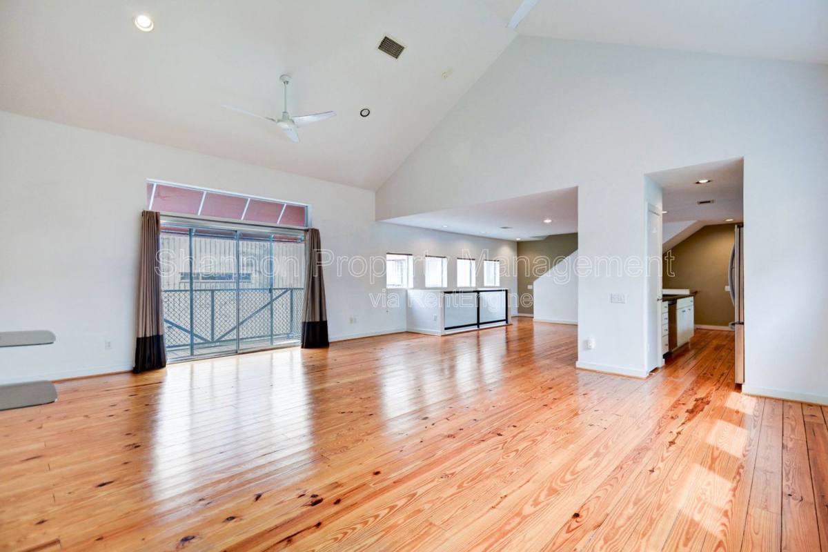 Townhouse for rent at 822 Ruthven St, Houston, TX 77019