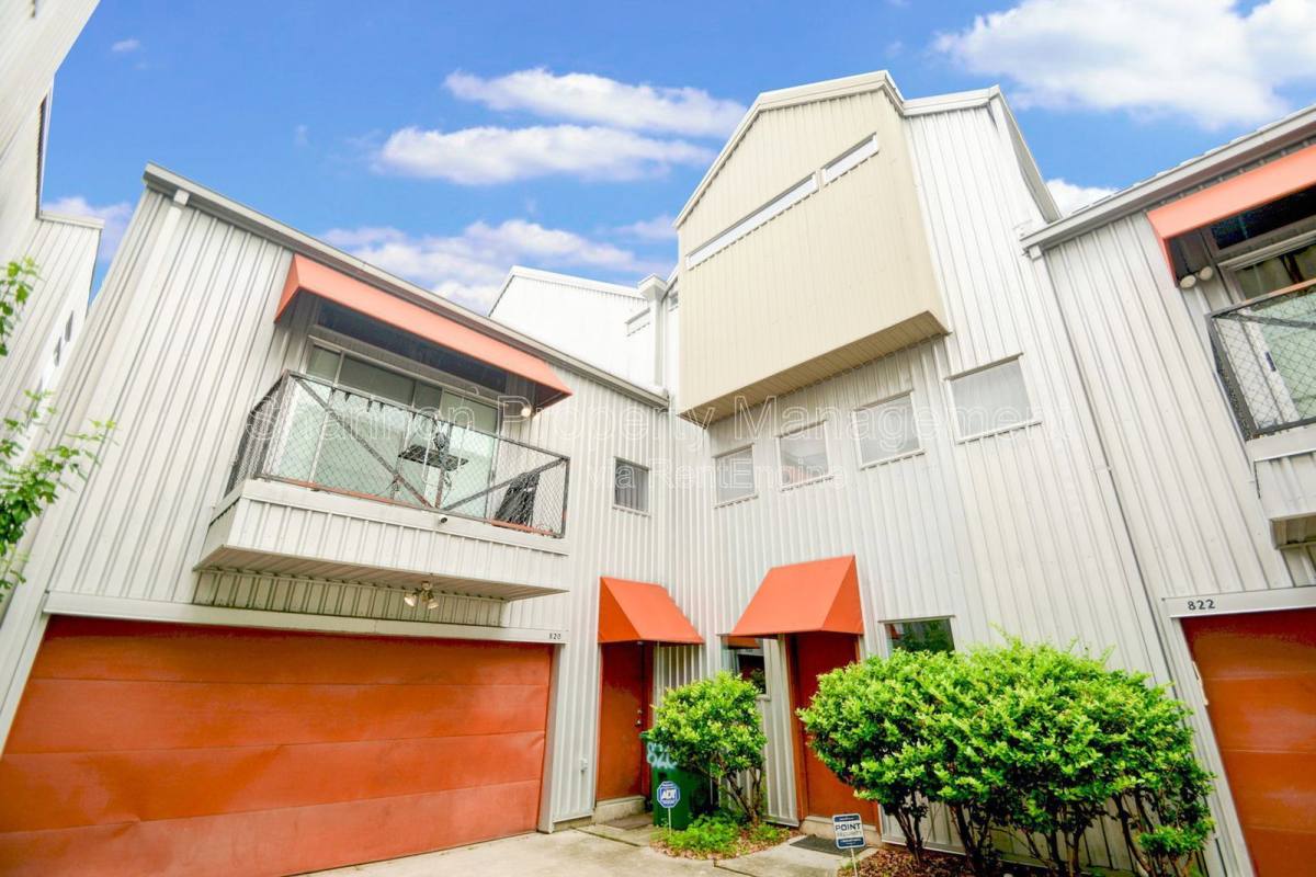 Townhouse for rent at 822 Ruthven St, Houston, TX 77019