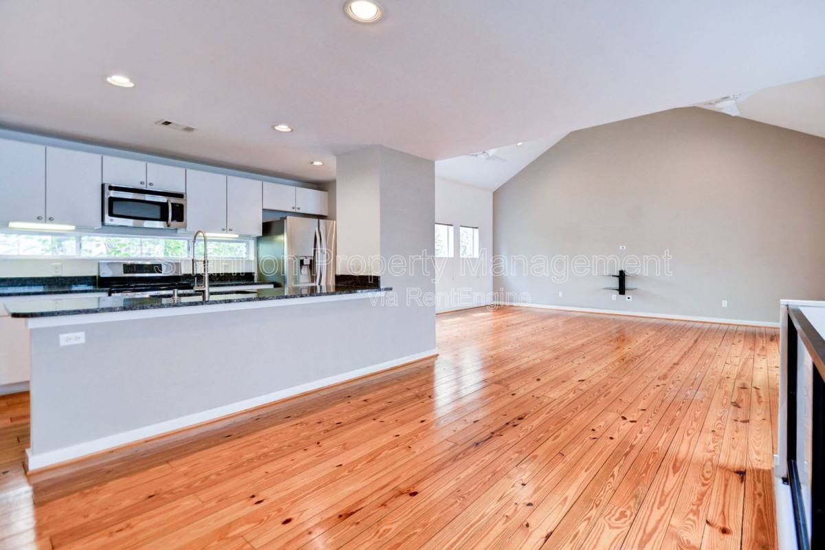 Townhouse for rent at 822 Ruthven St, Houston, TX 77019