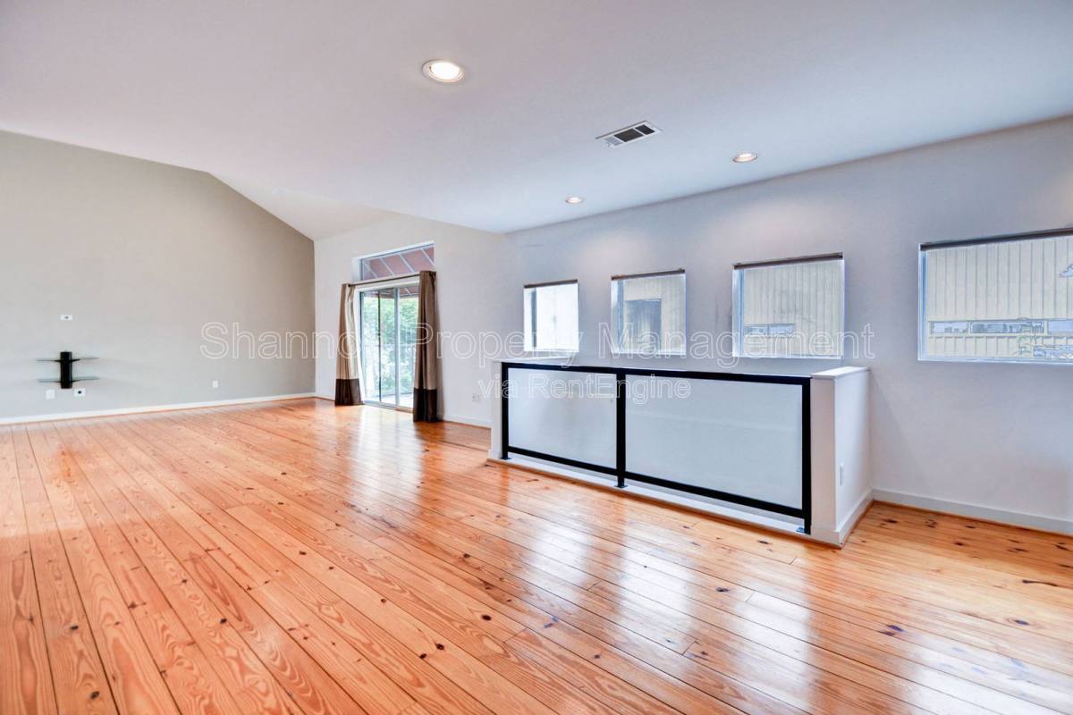 Townhouse for rent at 822 Ruthven St, Houston, TX 77019