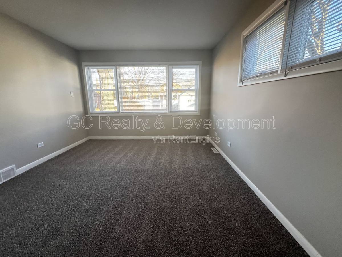House for rent at 9121 S Utica Ave, Evergreen Park, IL 60805