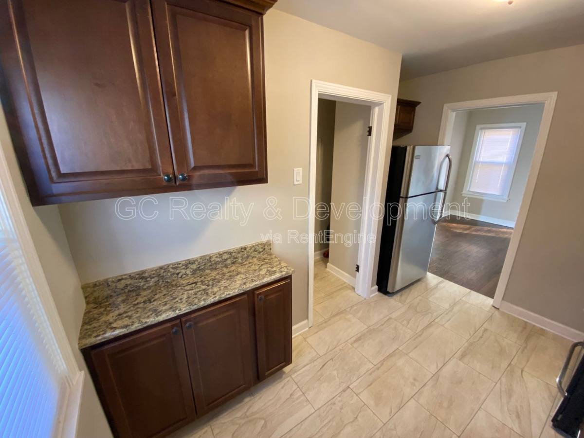 House for rent at 9121 S Utica Ave, Evergreen Park, IL 60805