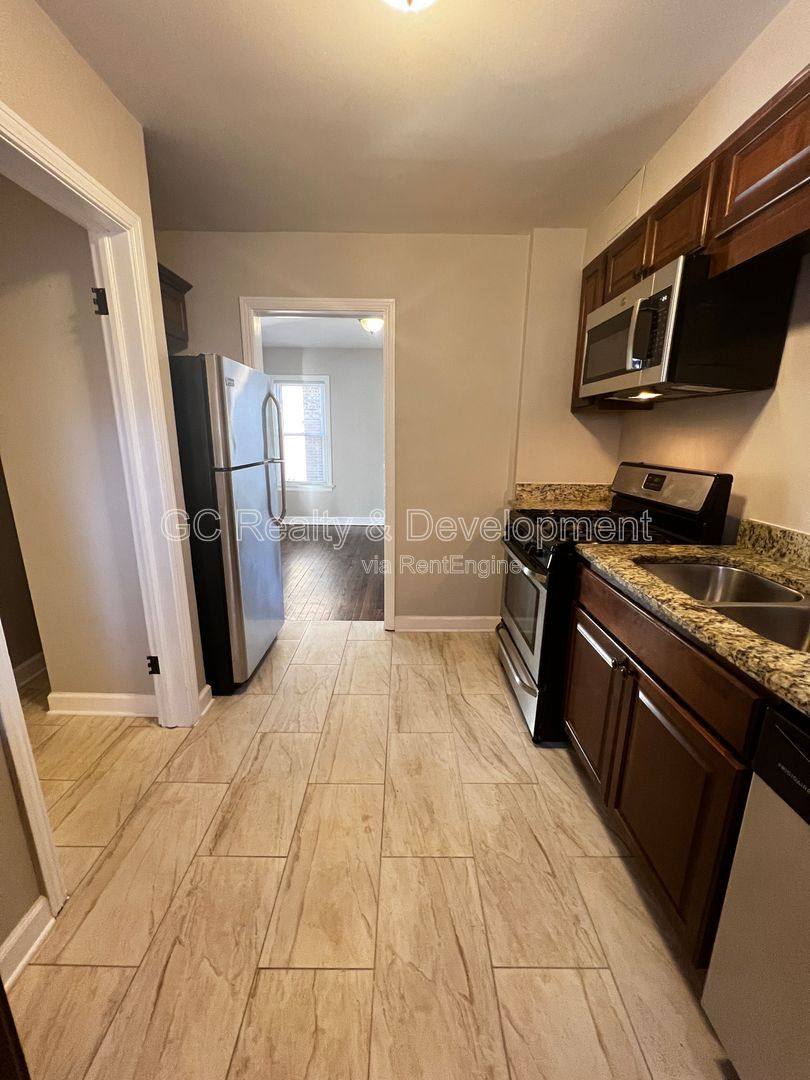 House for rent at 9121 S Utica Ave, Evergreen Park, IL 60805
