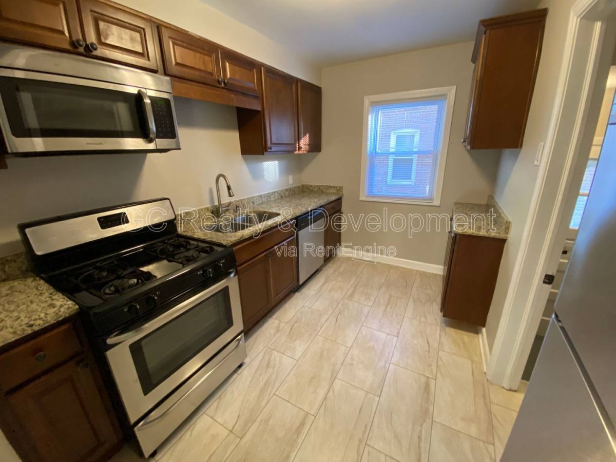House for rent at 9121 S Utica Ave, Evergreen Park, IL 60805
