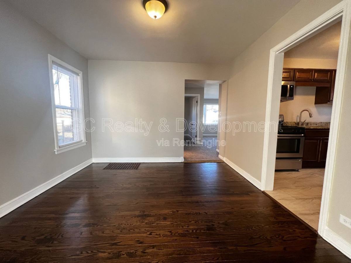 House for rent at 9121 S Utica Ave, Evergreen Park, IL 60805