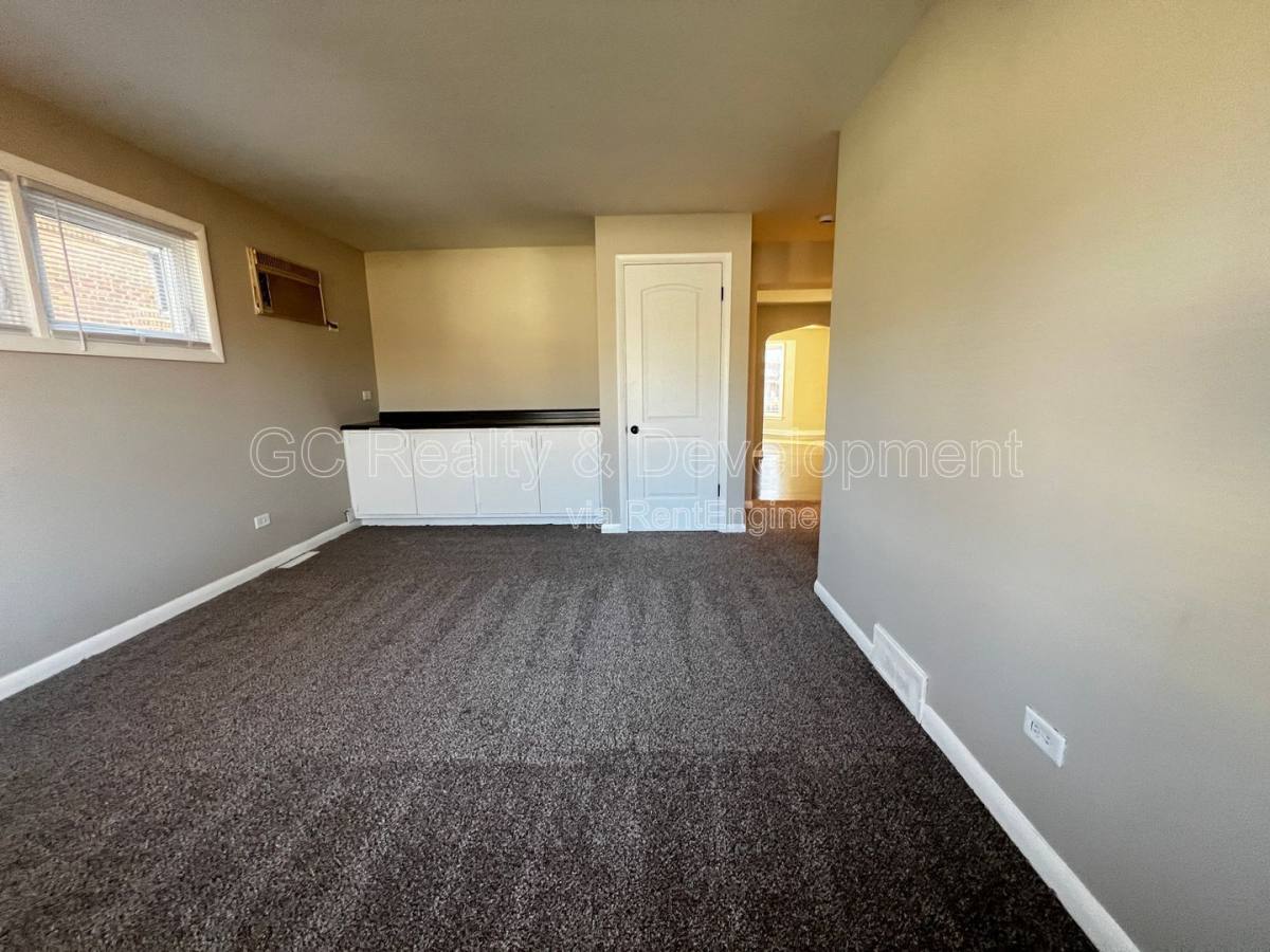 House for rent at 9121 S Utica Ave, Evergreen Park, IL 60805