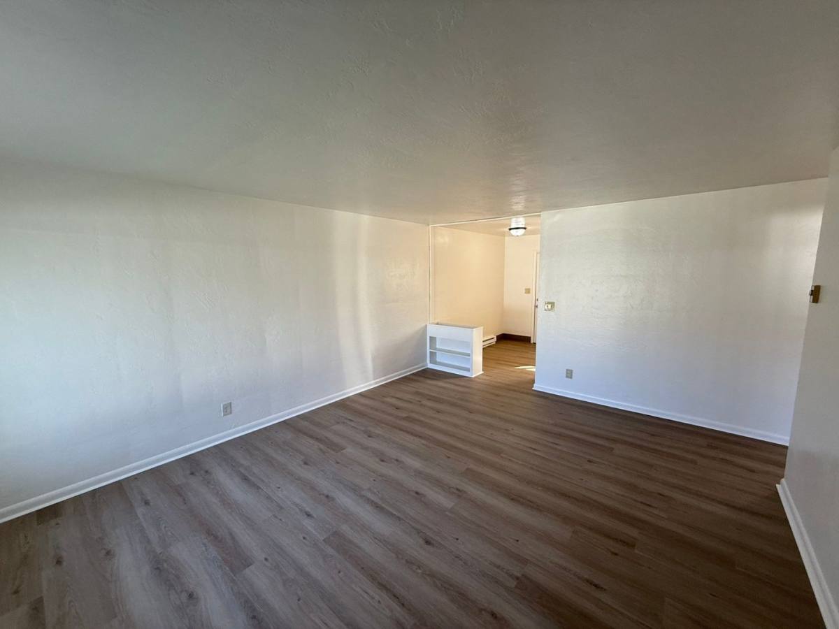 Apartment for rent at 1835 Beach Ave NE #11, Salem, OR 97301