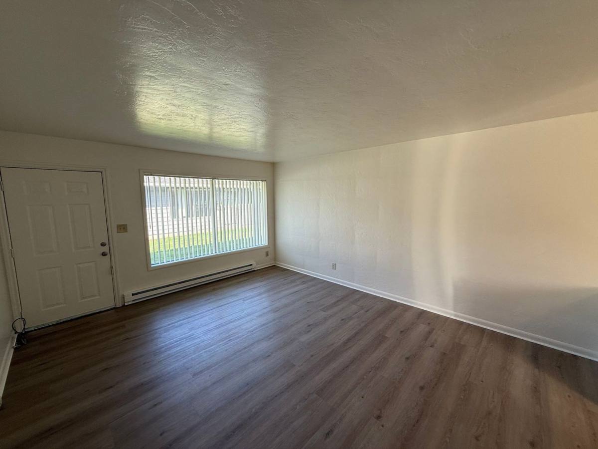 Apartment for rent at 1835 Beach Ave NE #11, Salem, OR 97301