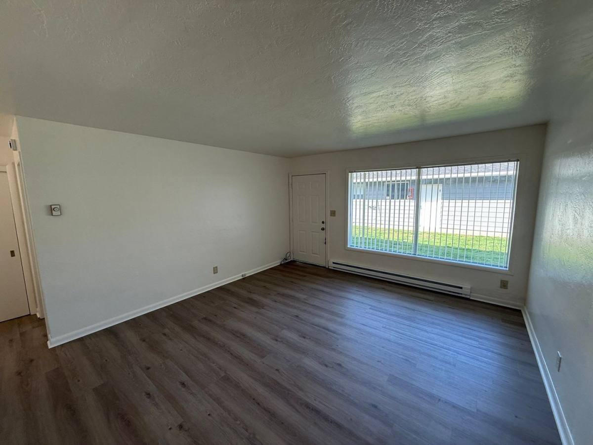 Apartment for rent at 1835 Beach Ave NE #11, Salem, OR 97301
