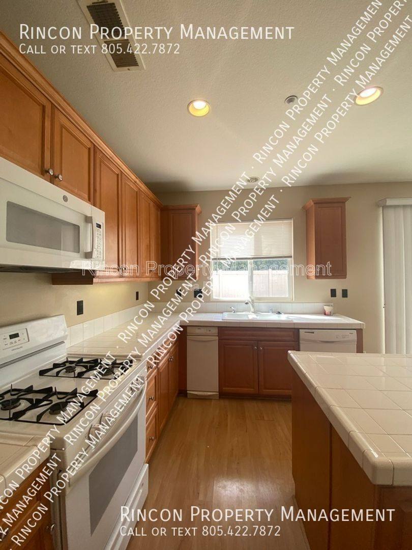 House for rent at 2922 Dunkirk Dr, Oxnard, CA 93035