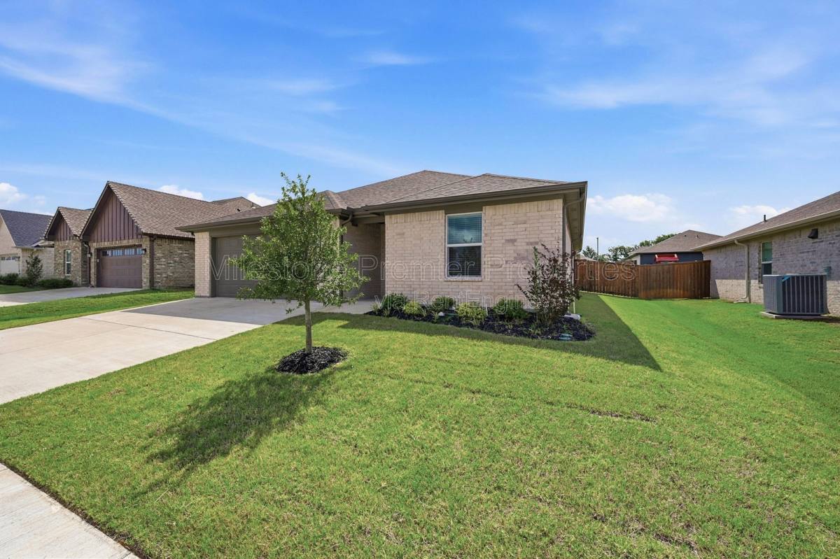 House for rent at 1819 Boxwood Dr, Sherman, TX 75092